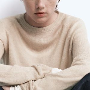 ROUND NECK KNIT SWEATER WITH RAGLAN SLEEVES